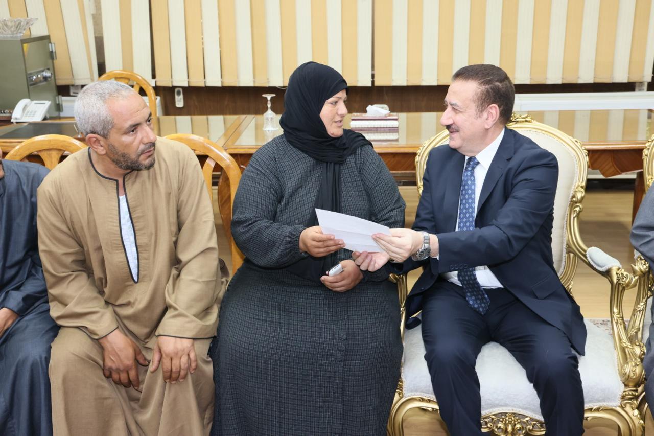 قد تكون صورة ‏‏‏‏٤‏ أشخاص‏، و‏مِنبر‏‏ و‏نص‏‏
