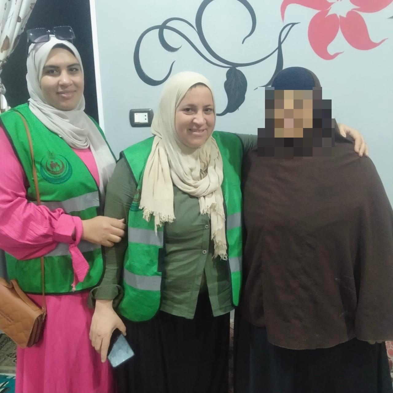 قد تكون صورة ‏‏‏‏٣‏ أشخاص‏، و‏حجاب‏‏ و‏نص‏‏