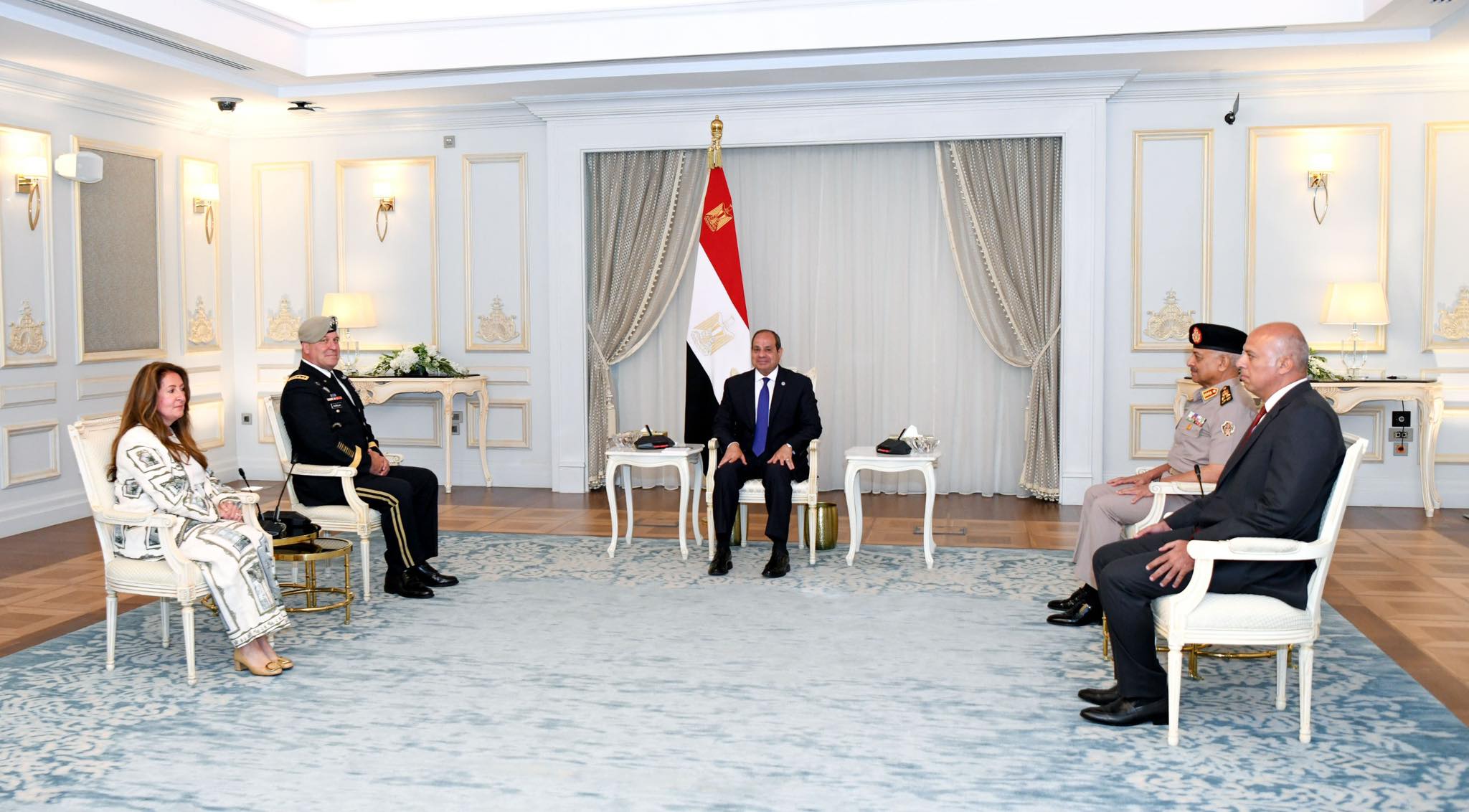 قد تكون صورة ‏‏‏‏٤‏ أشخاص‏، و‏مِنبر‏‏ و‏المكتب البيضاوي‏‏