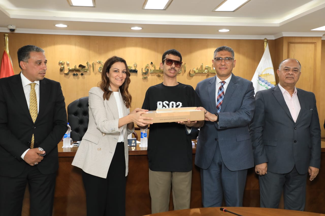 قد تكون صورة ‏‏‏٥‏ أشخاص‏ و‏تحتوي على النص '‏‎PS02 한‎‏'‏‏