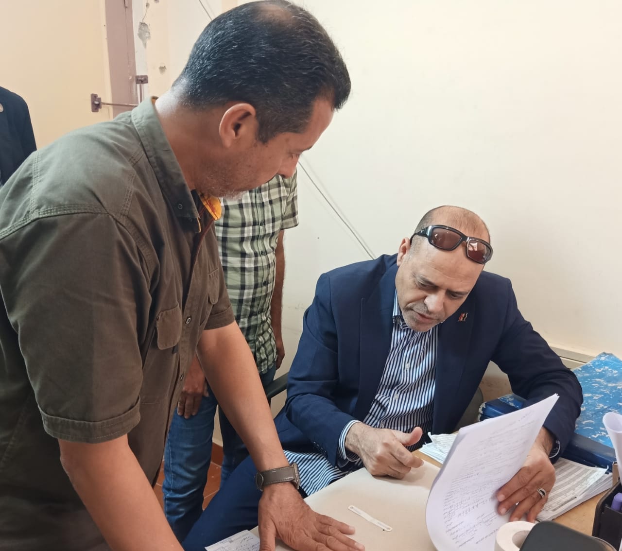 قد تكون صورة ‏‏شخصين‏ و‏أشخاص يدرسون‏‏