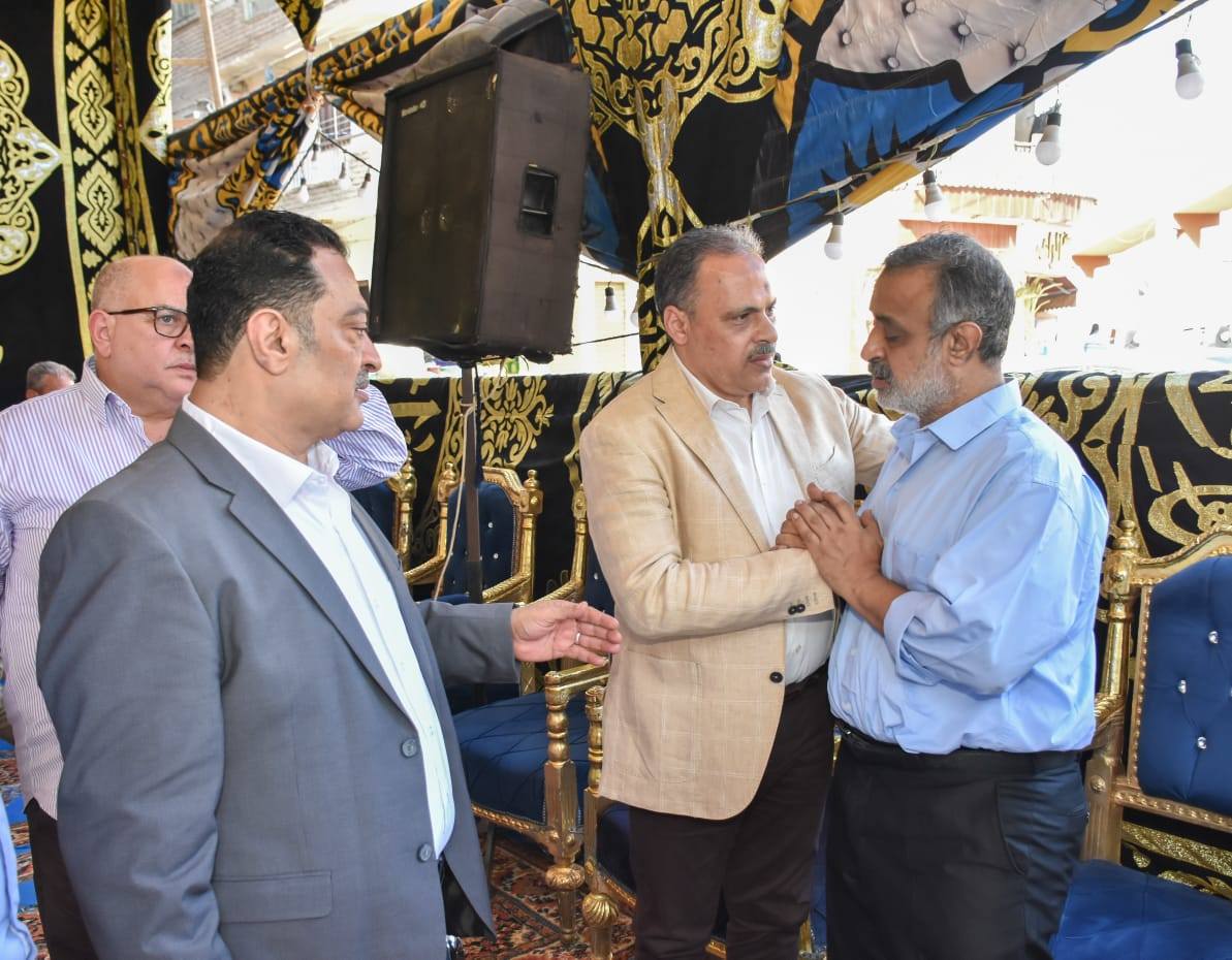 قد تكون صورة ‏‏‏‏٣‏ أشخاص‏، و‏مِنبر‏‏ و‏نص‏‏